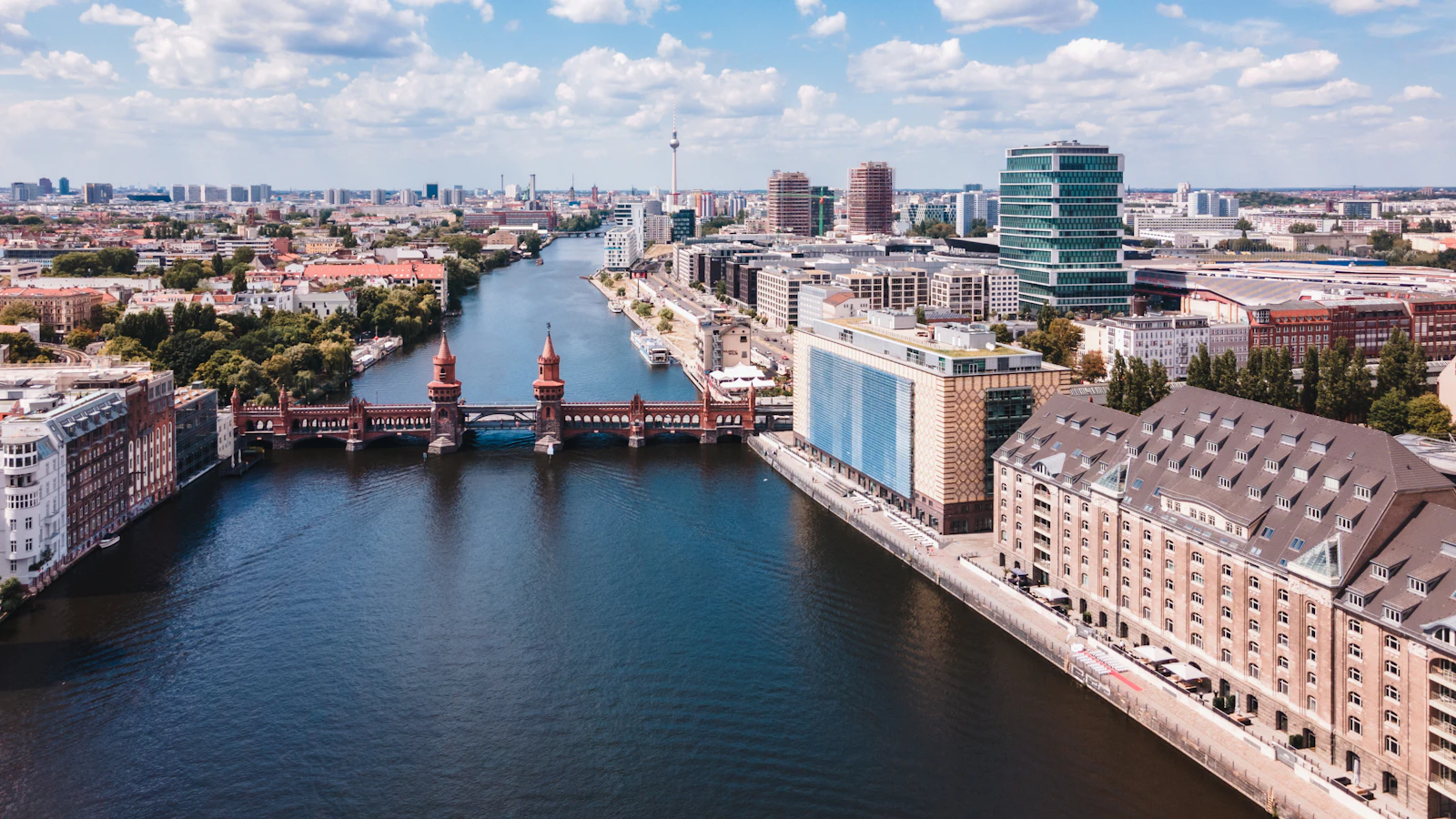 Luftaufnahme der Oberbaumbrücke über der Spree in Berlin