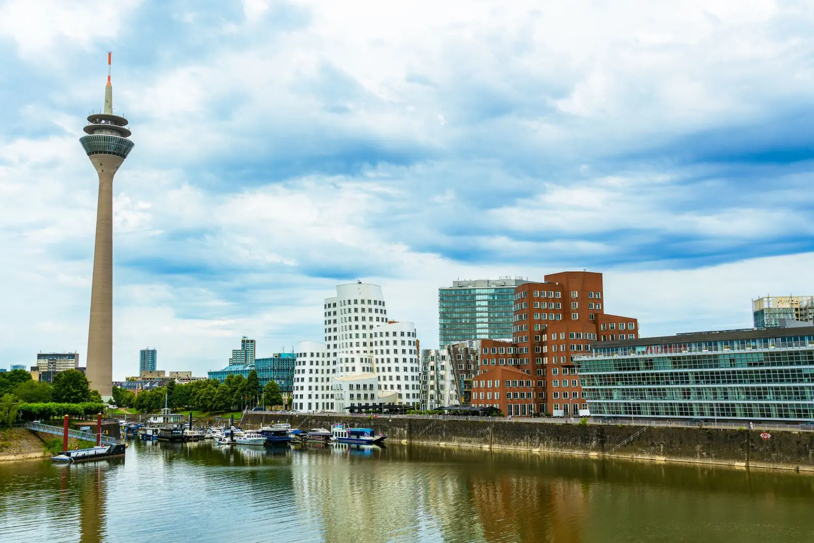 Der Medienhafen in Düsseldorf mit Rheinturm und Gehry-Bauten