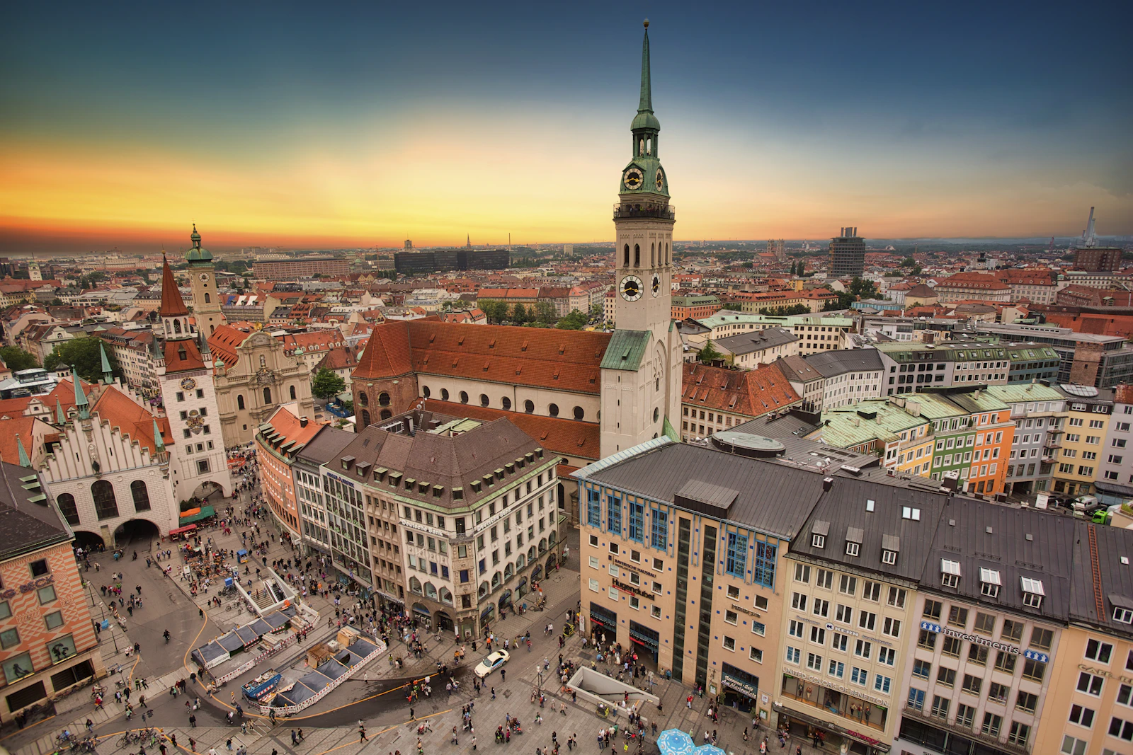 Blick über die Münchner Altstadt am Marienplatz im Abendlicht