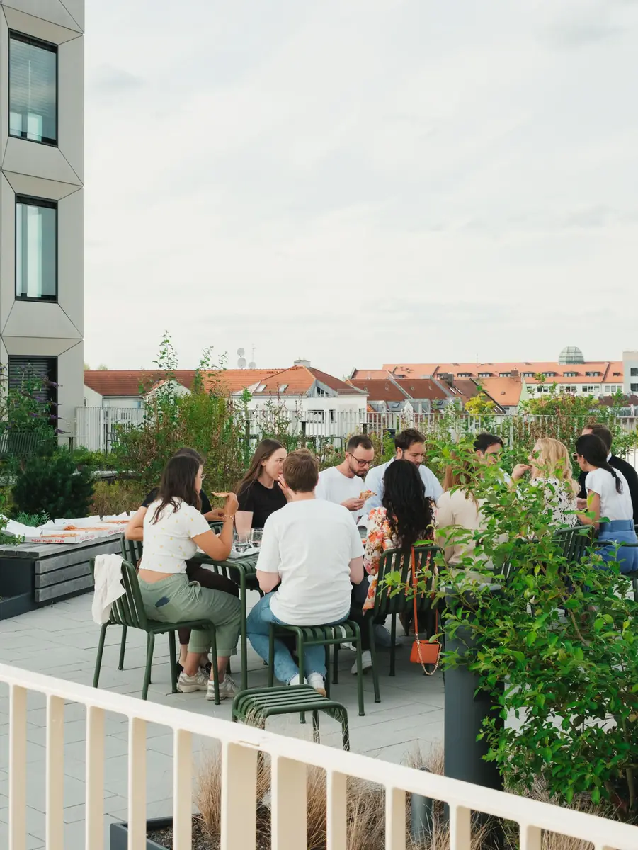 Gemeinsames Essen auf der Dachterrasse