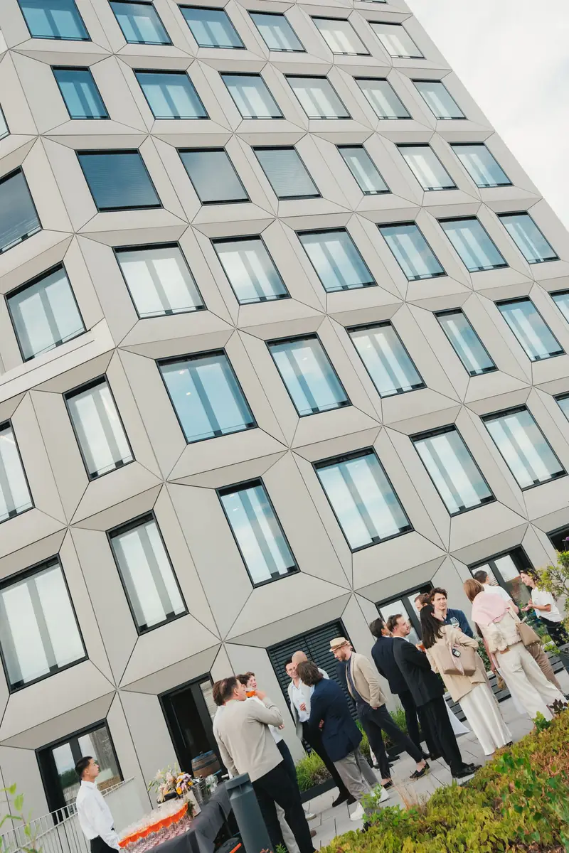 Gäste vor dem Gebäude in der Ridlerstraße