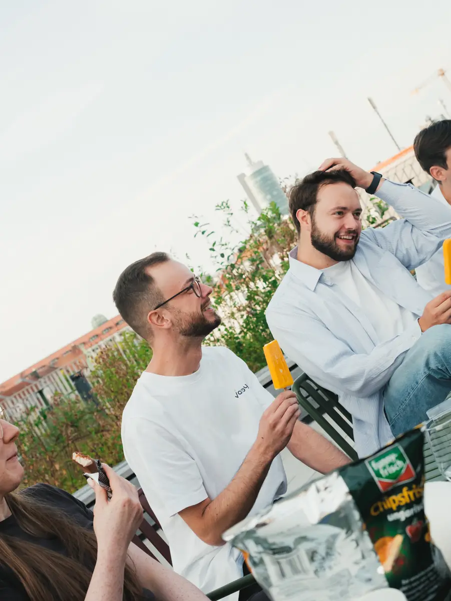 Zwei Kollegen lachen beim Sommerfest