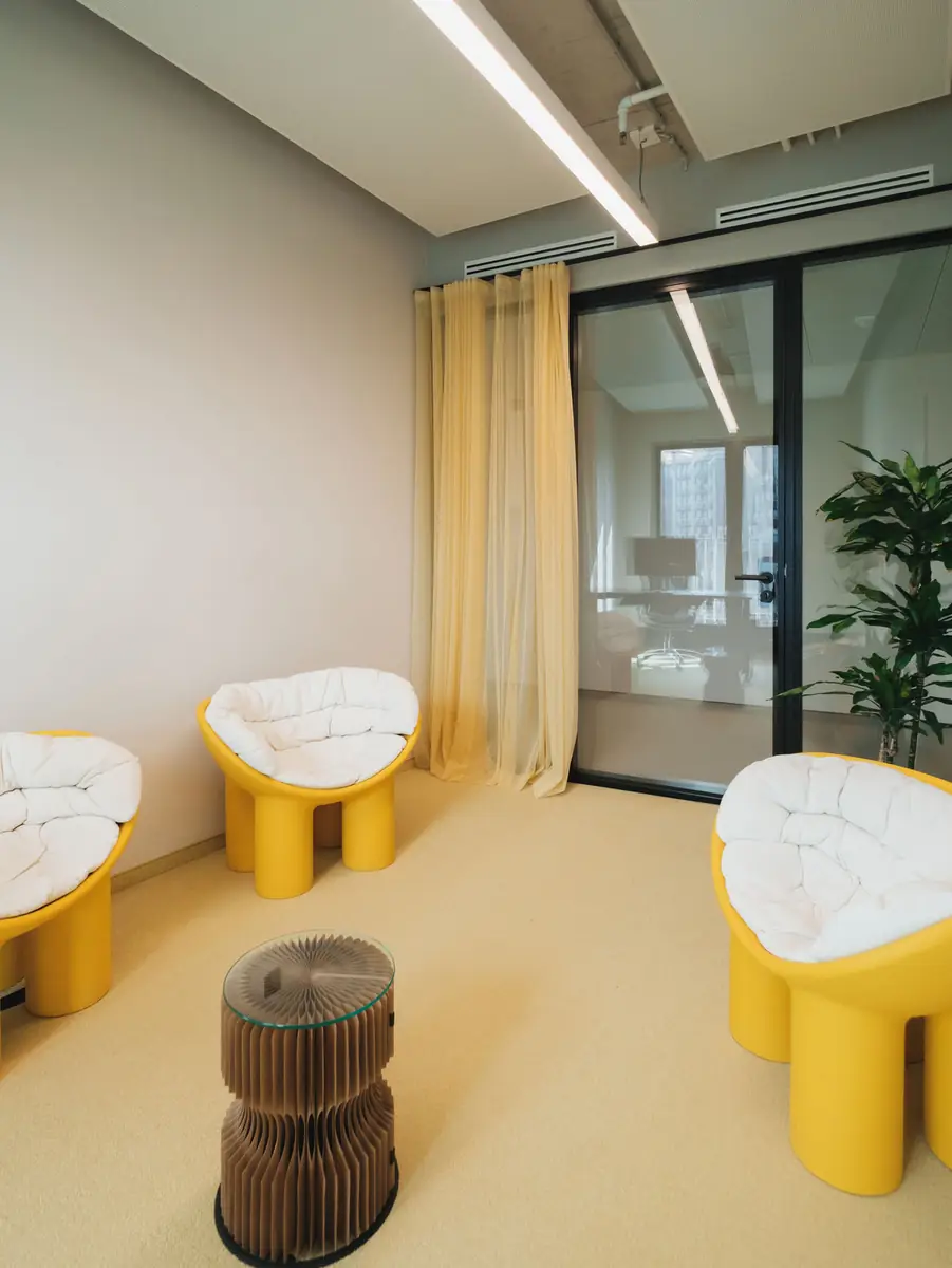 Lounge-Ecke mit Sesseln für den informellen Austausch