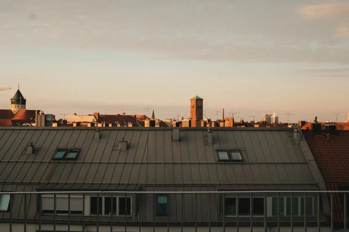 Münchner Skyline in der Abenddämmerung