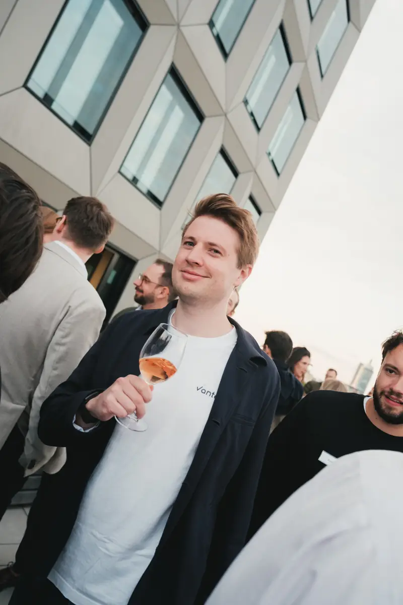 Anstoßen beim Sommerfest
