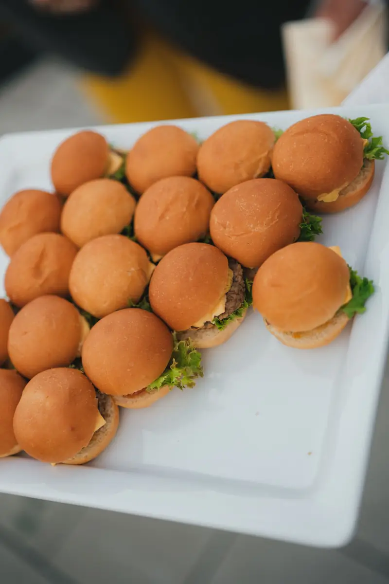 Mini-Burger auf der Servierplatte