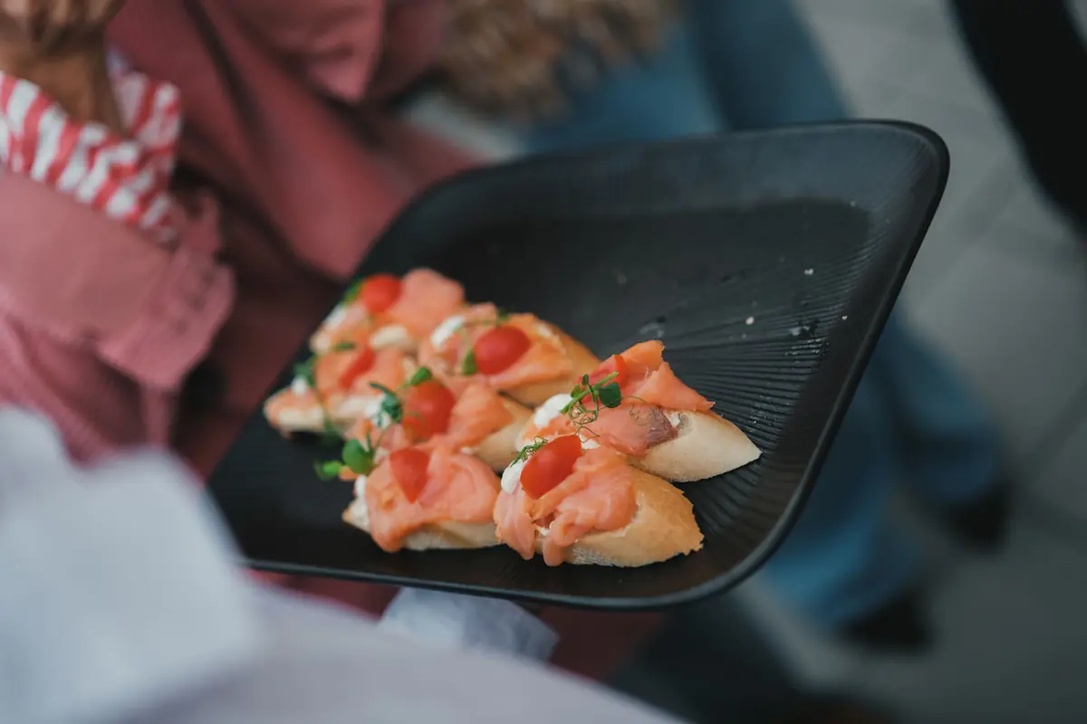 Canapés mit Lachs beim Sommerfest