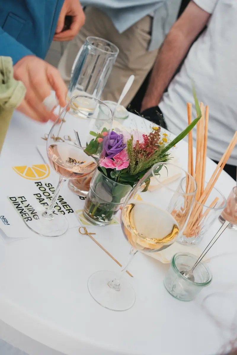 Getränke und Blumen auf dem Stehtisch