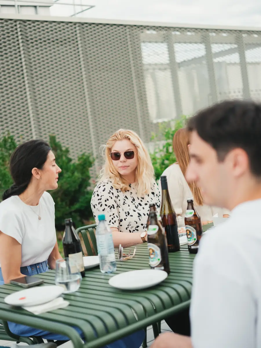 Das Team an der langen Tafel auf der Dachterrasse