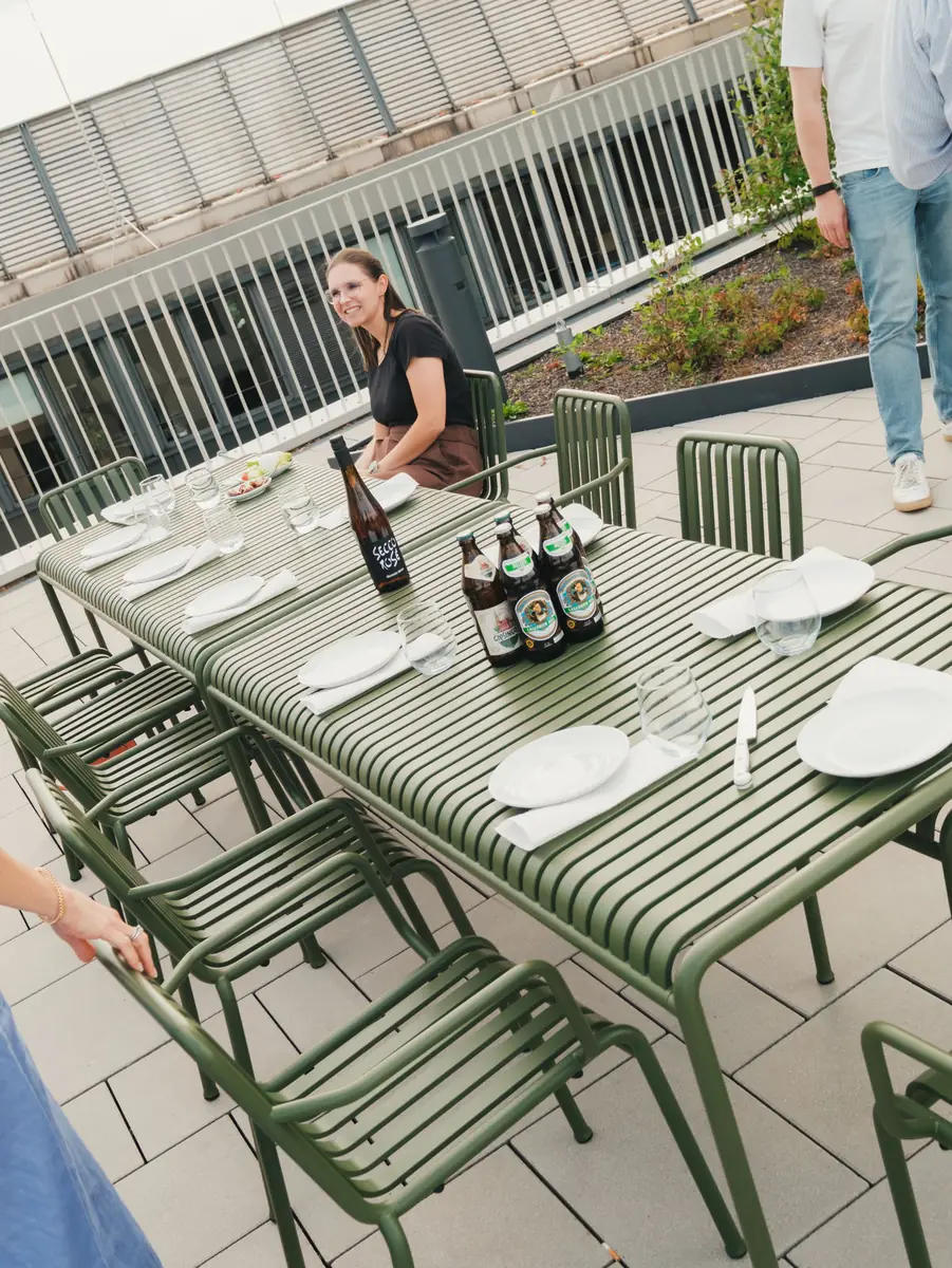 Gedeckter Tisch auf der Dachterrasse