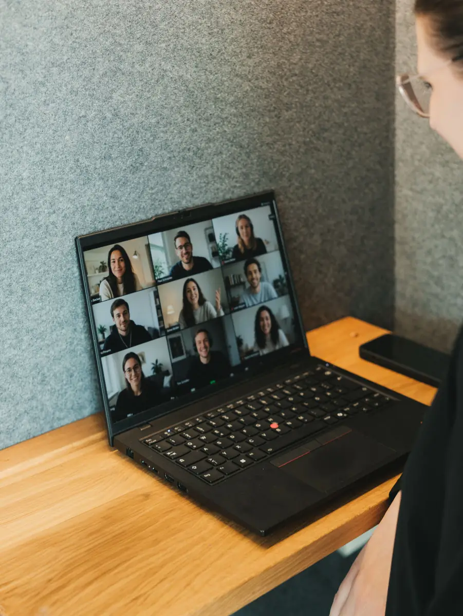 Videocall mit dem Remote-Team auf dem Laptop